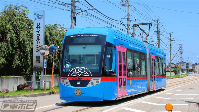 ドラえもんカラーの車体や「どこでもドア」風のドアが可愛すぎ！万葉線