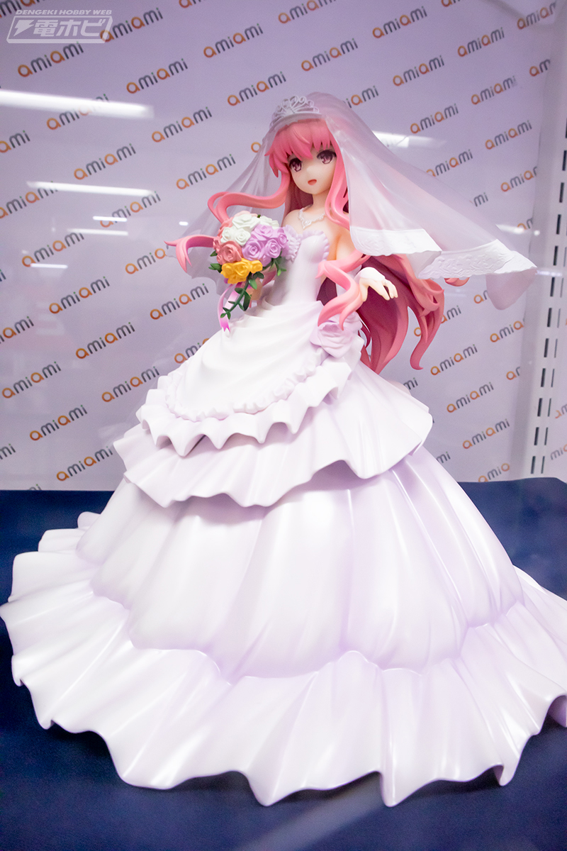 清楚で美しいウェディングドレス姿の牧之原翔子と桜島麻衣も登場