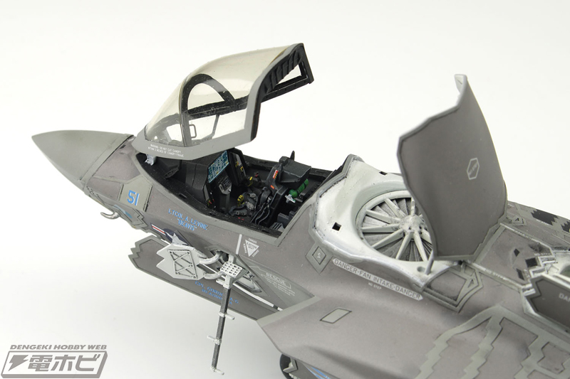 短距離離陸・垂直着陸が可能な「F-35B ライトニング II」の組み立て