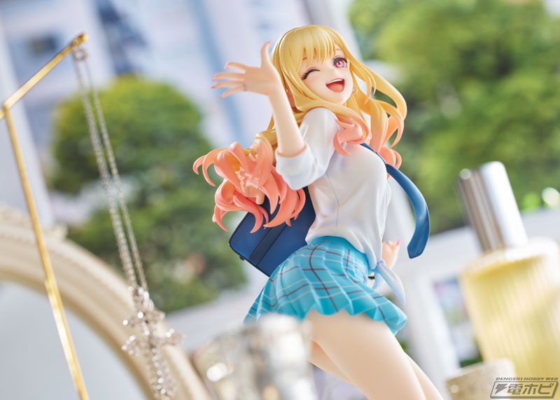 無邪気な笑顔と躍動感がある振り向きポーズ！『その着せ替え人形は恋を