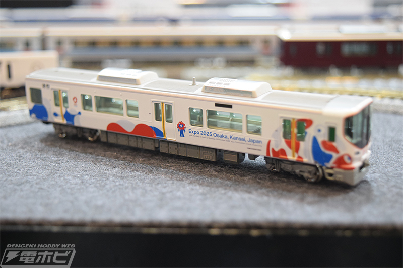 EXPO2025 ミャクミャク」ラッピングが施された大阪環状線323系の先頭