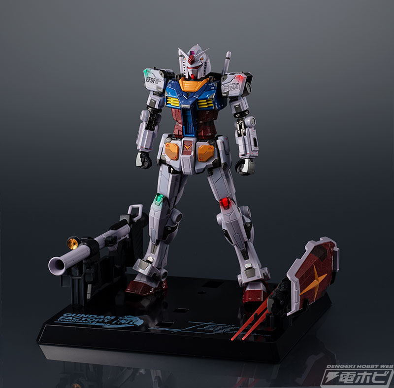 動く実物大ガンダムの超合金フィギュアがナイトイルミネーション仕様で