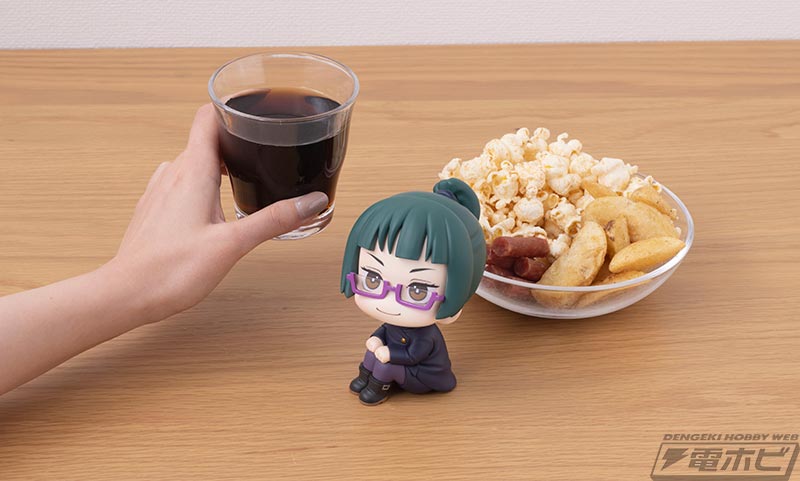 呪術廻戦』禪院真希、狗巻棘、パンダが見上げ＆おすわりポーズが可愛い