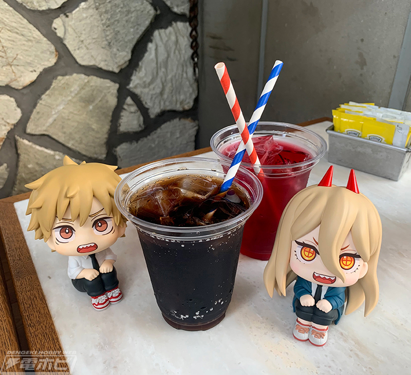 チェンソーマン』デンジ、パワーが見上げ＆おすわりポーズが可愛すぎる