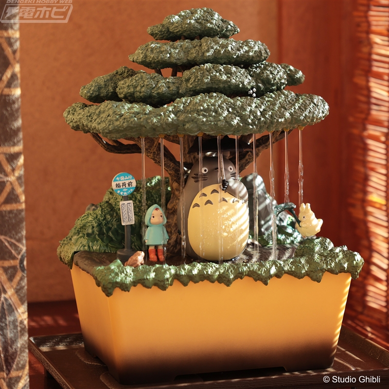 バス停で雨宿りするトトロやシシ神の森の情景が再現！盆栽風インテリア