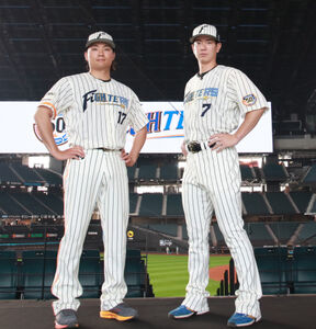 日本ハム】球団創設50周年ユニを初お披露目 松本剛「重みを感じる
