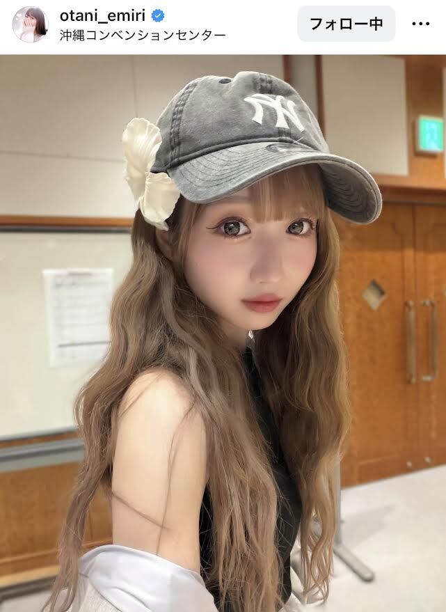 LOVE」大谷映美里、沖縄でハイビスカス×肩出し姿にくぎ付け！「顔