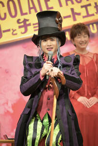 牧瀬里穂、メガネ×トレーナー姿のラフショットが「メガネ萌えです