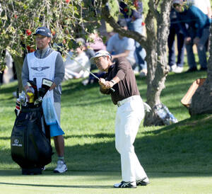 渋野日向子が首位で前半ターン！ 2度の2連続＆チップインバーディー