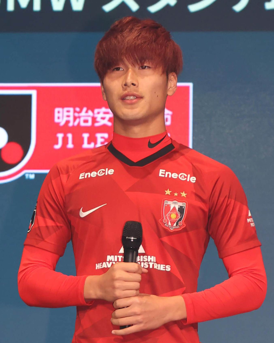浦和】U―23日本代表MF橋岡、レッズカラーの赤髪にイメチェン