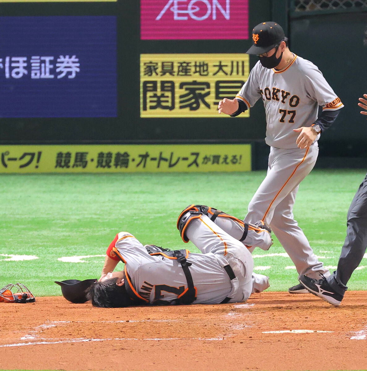 巨人】炭谷銀仁朗ヒヤリ 折れたバットが左側頭部付近に直撃もプレー