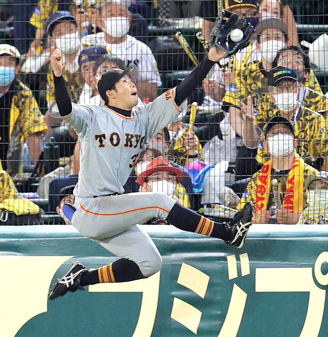 巨人】まるで忍者！？ 松原聖弥がジャンピングキャッチ後フェンスに