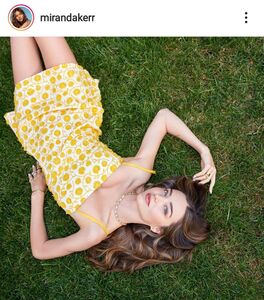 3児の母ミランダ・カー、超ミニで生ふとももを披露！38歳の美ボディ