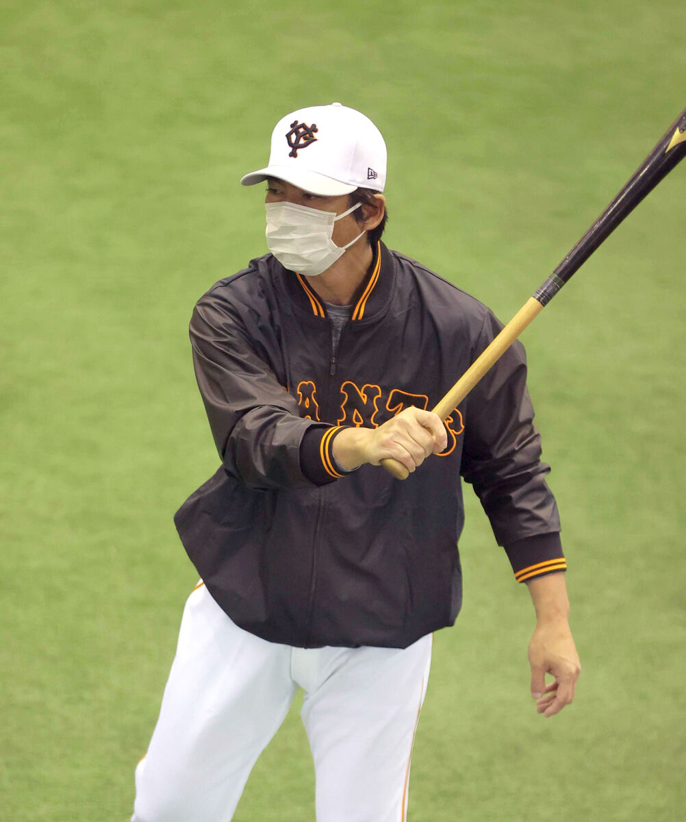 巨人】小笠原道大コーチがユニホームで指導 8年ぶり「GIANTS