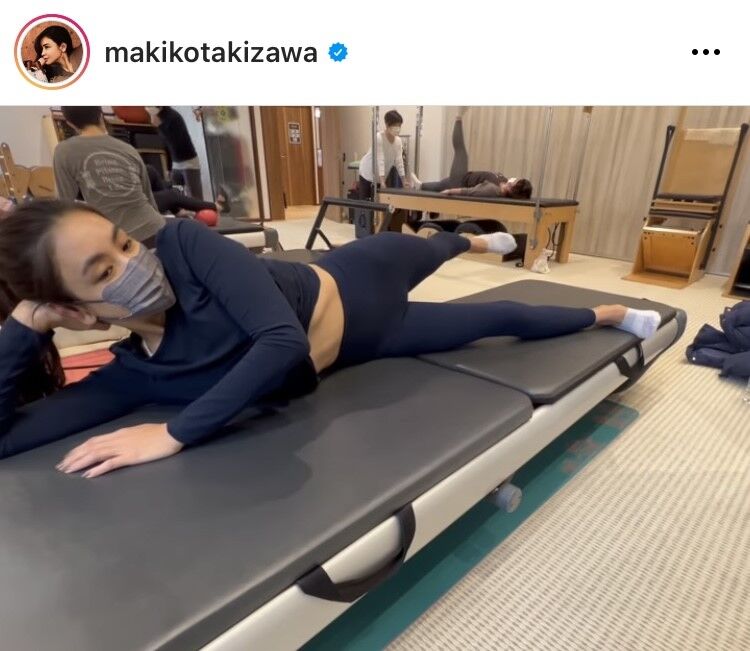 滝沢眞規子、43歳の縦割れ美腹筋に「尊敬しかありません」「努力の