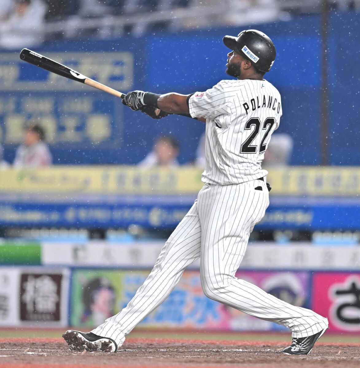 ロッテ】ポランコが衝撃の138メートル特大7号ソロ、右翼席上部屋根