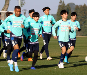横浜FCの練習初日、4人が不在でも35人＋カズの大所帯…指揮官が