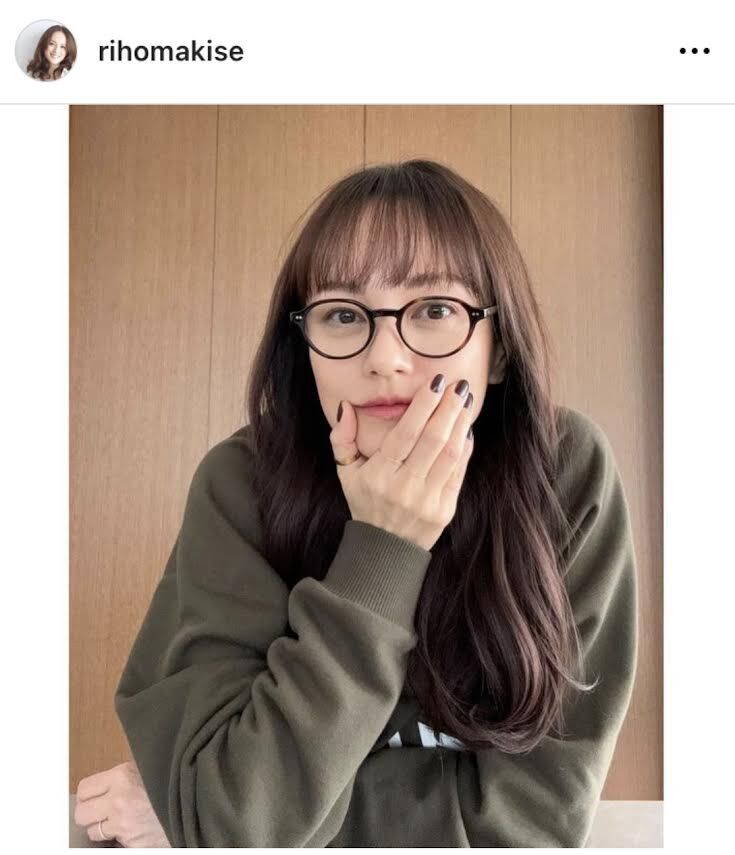 牧瀬里穂、メガネ×トレーナー姿のラフショットが「メガネ萌えです