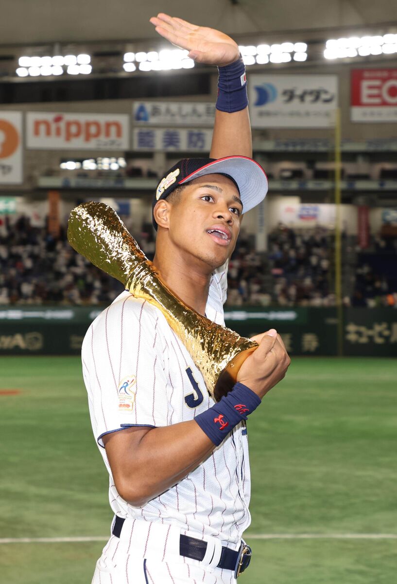 侍ジャパン】万波中正が3安打「成長できた1年」延長10回には申告