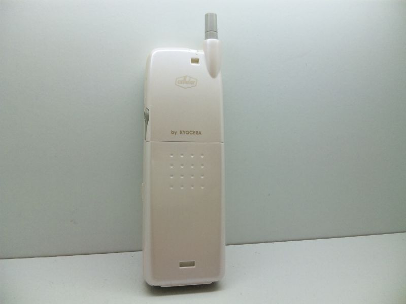 DDIセルラー D202K ハローキティ モックアップ - モックセンター