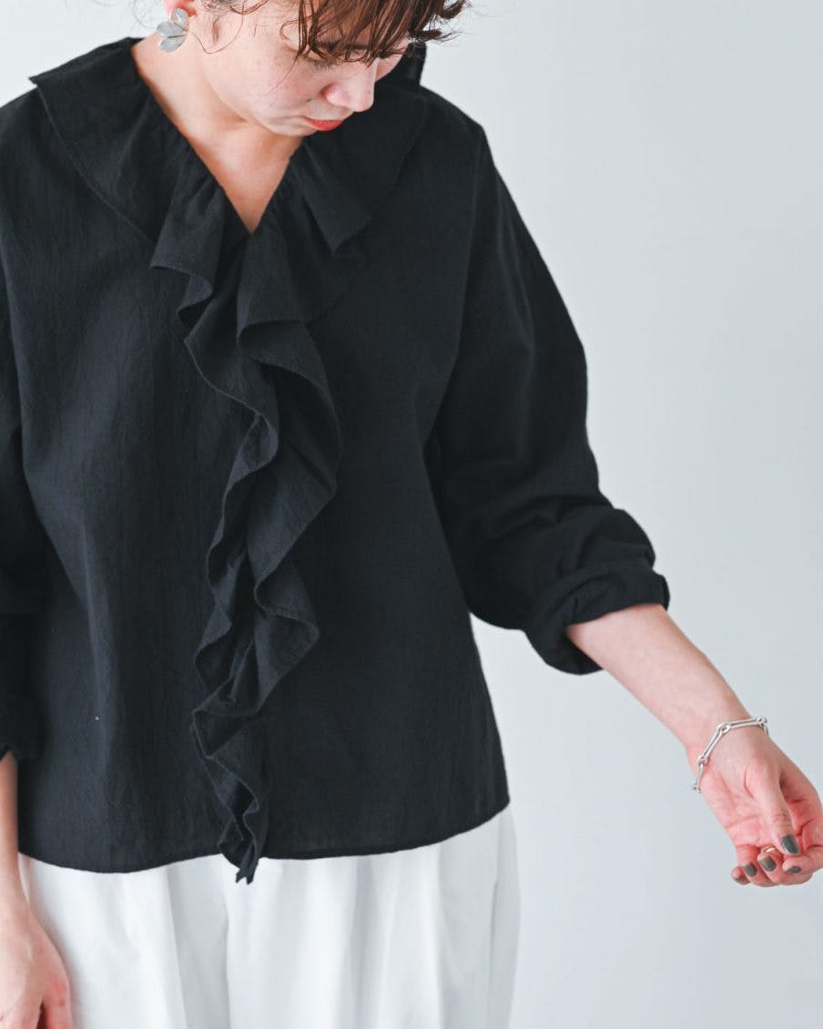 着用レビュー】オリジナルの「フリルブラウス」を4名のスタッフが着て