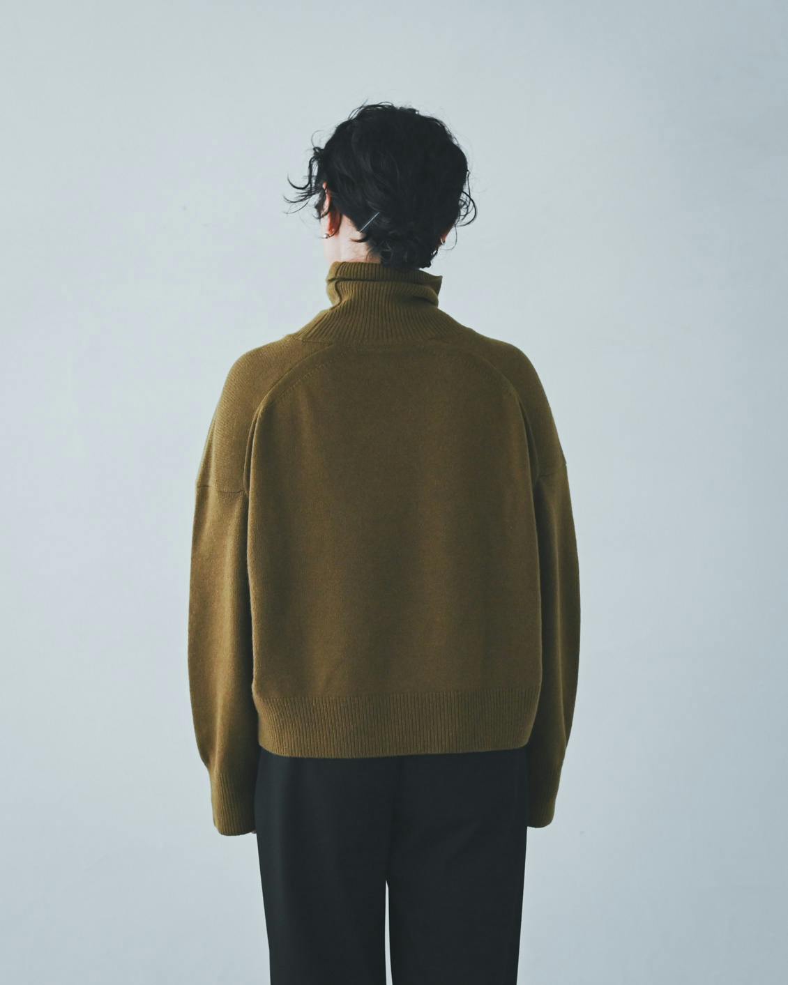着用レビュー】カシミヤシルク混のタートルネックニットをスタッフが