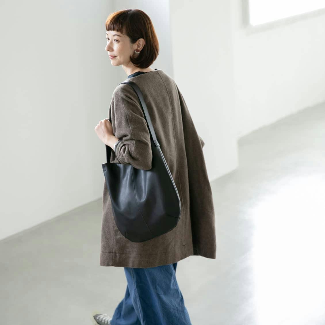 雨の日にもお気に入りを」撥水レザーの2WAYトートバッグ（ブラック