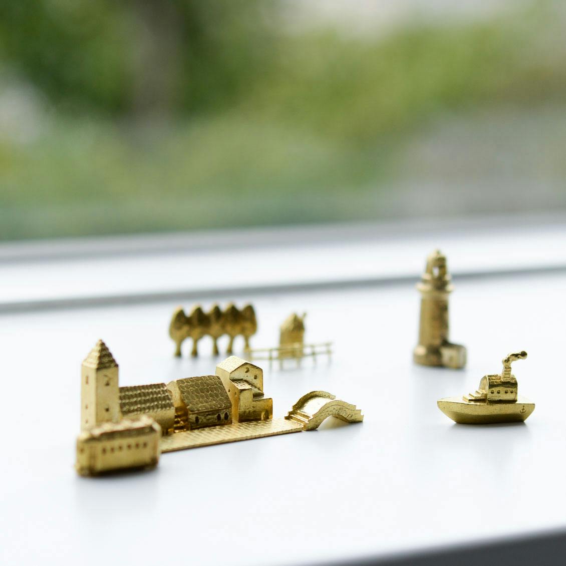 穀雨 / 真鍮のオブジェ / 小川の橋と石畳の道 - 北欧、暮らしの道具店