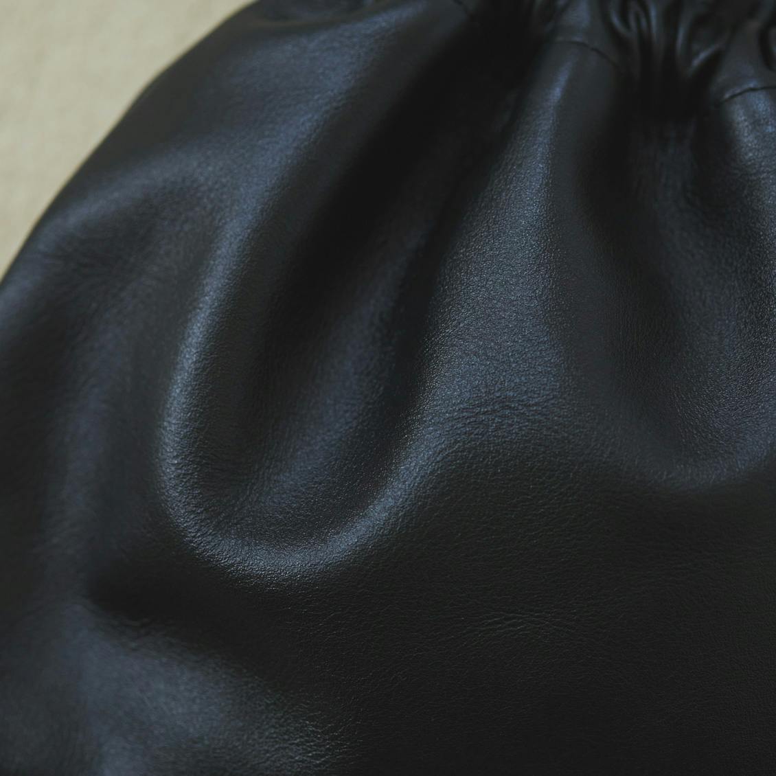 仕分け上手なレザーの巾着ポシェット - 北欧、暮らしの道具店