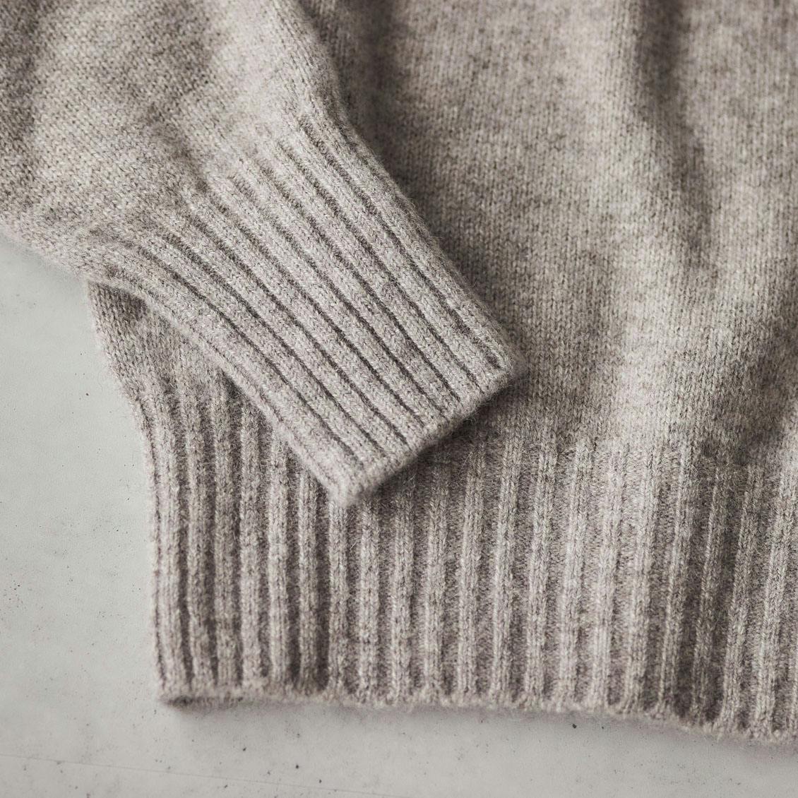 FACTORY / ヤクのレース柄オフタートルニット（グレージュ、カーキ