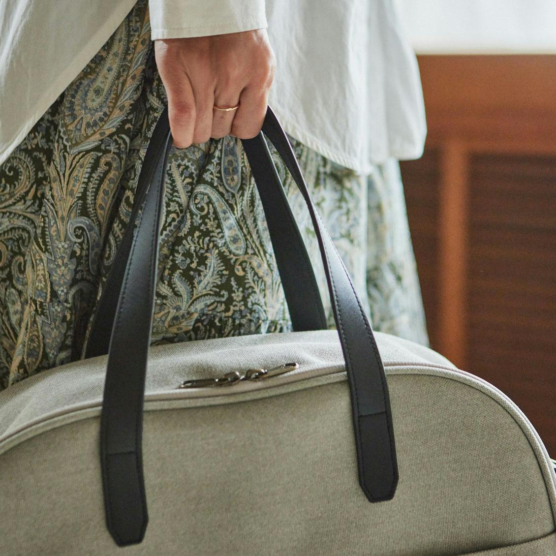 憧れを連れていく」スーツケースみたいに使えるボストンバッグ