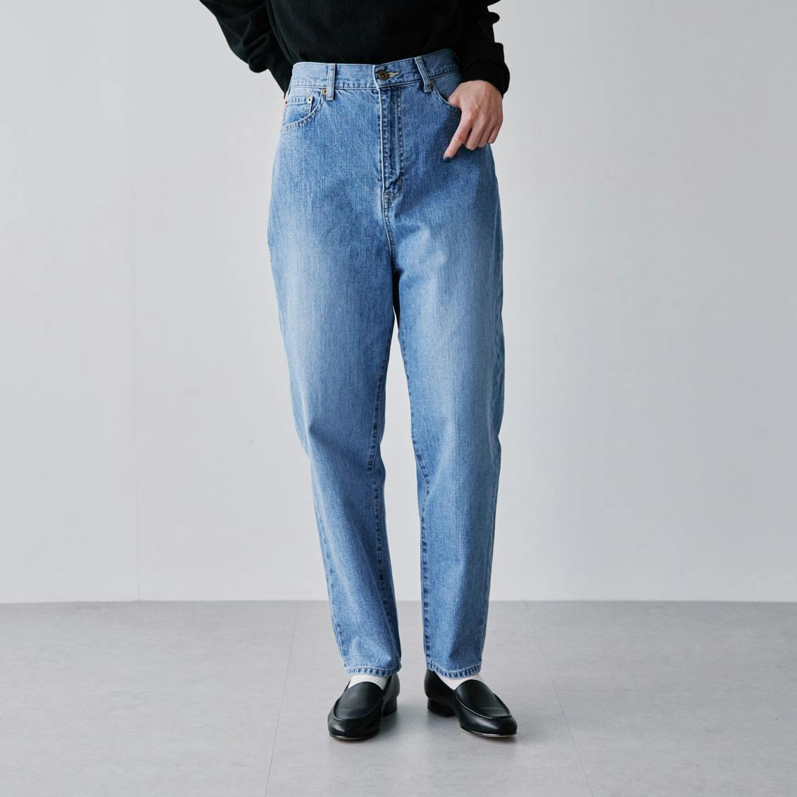 カジュアルすぎない大人顔」新定番のテーパードデニム（Sサイズ / M