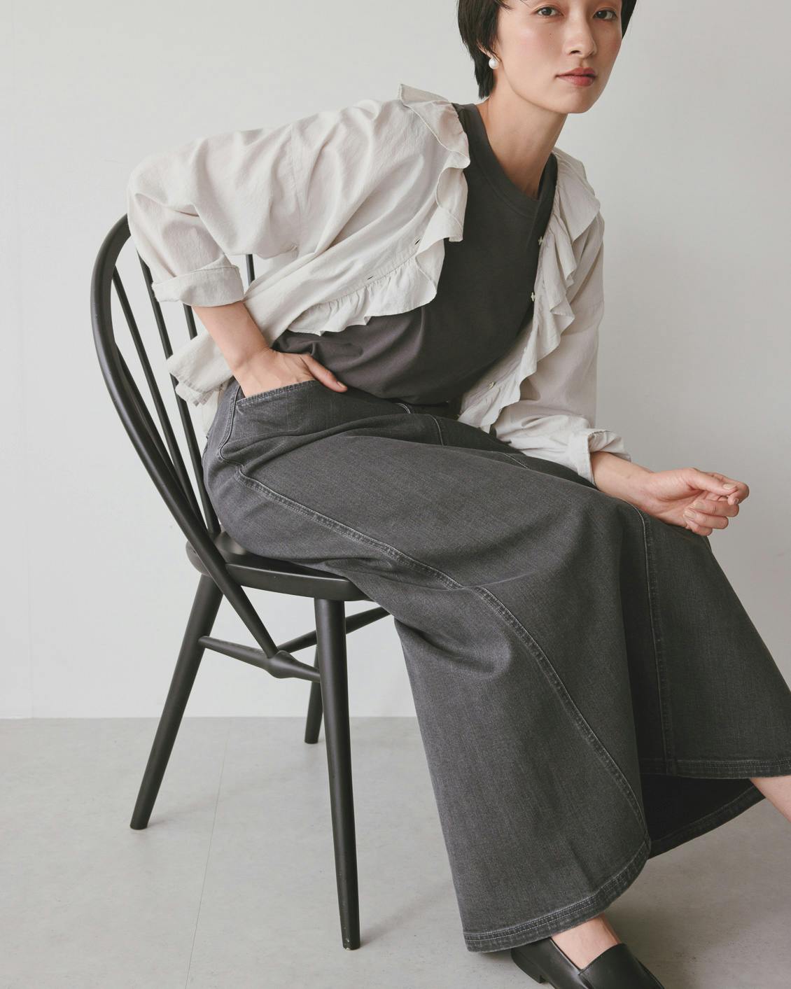動きやすくて、すっきり見え」デニム素材のナロースカート（グレー