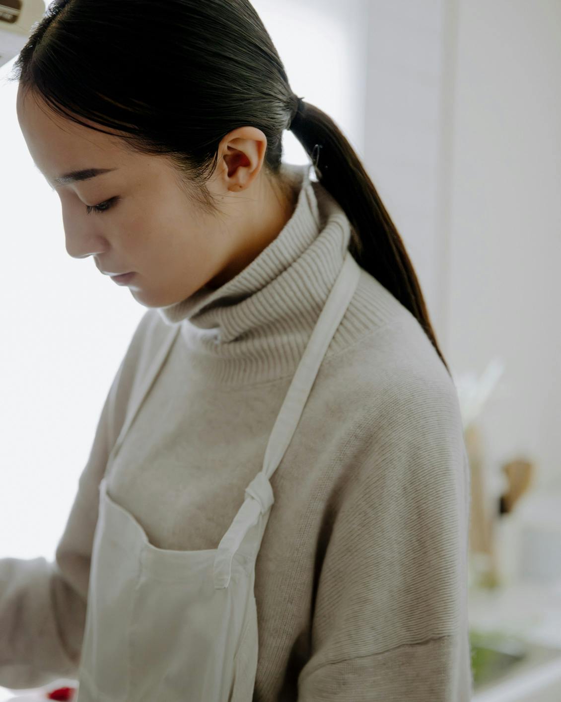 やわらかに包むカシミヤシルク混のタートルネックニット - 北欧