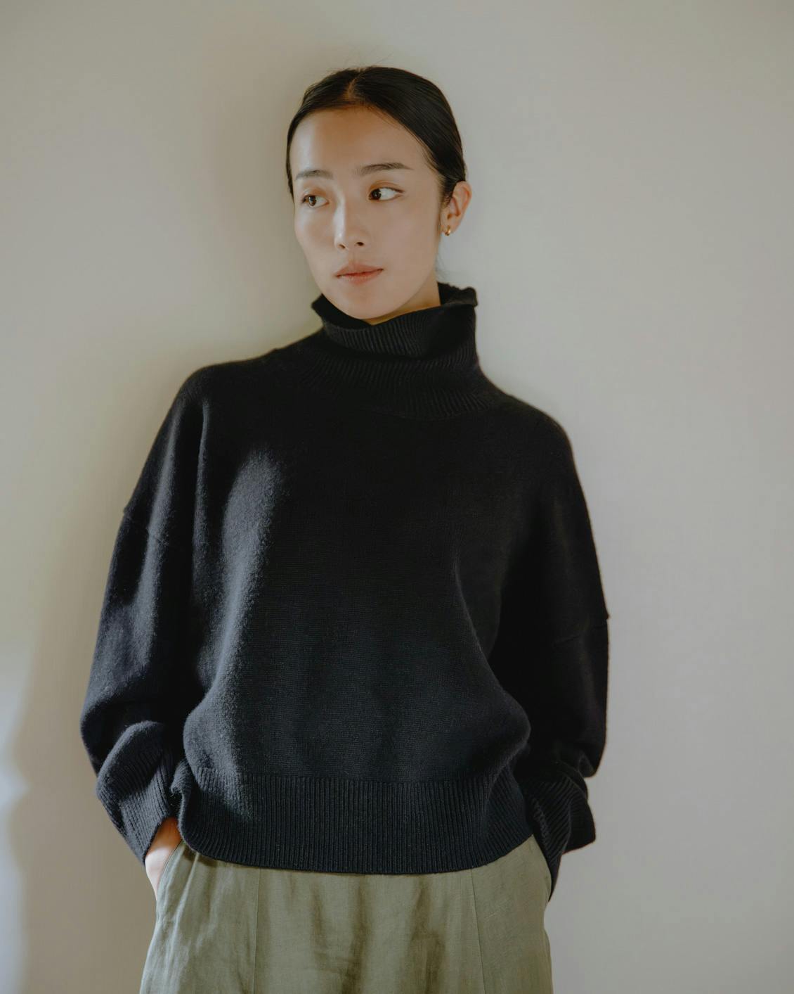 やわらかに包むカシミヤシルク混のタートルネックニット - 北欧