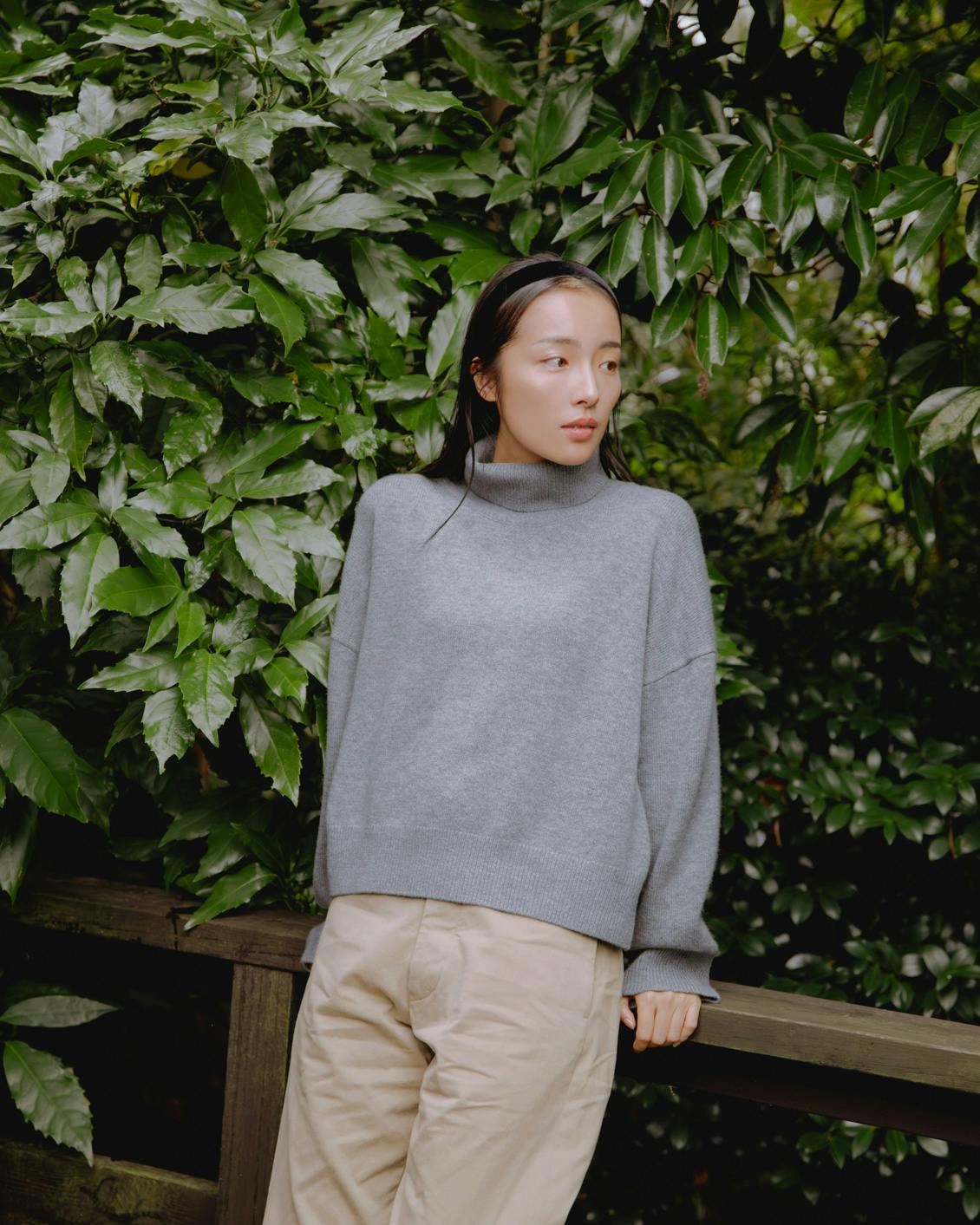 やわらかに包むカシミヤシルク混のタートルネックニット - 北欧