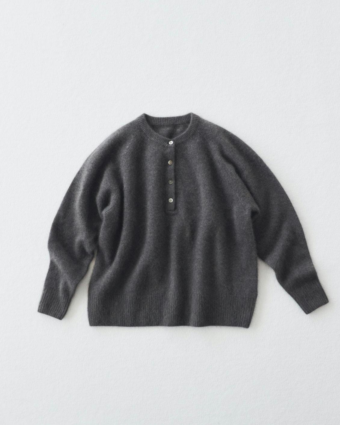 ふんわり素材のヘンリーネックニット（エクリュ、チャコール） - 北欧