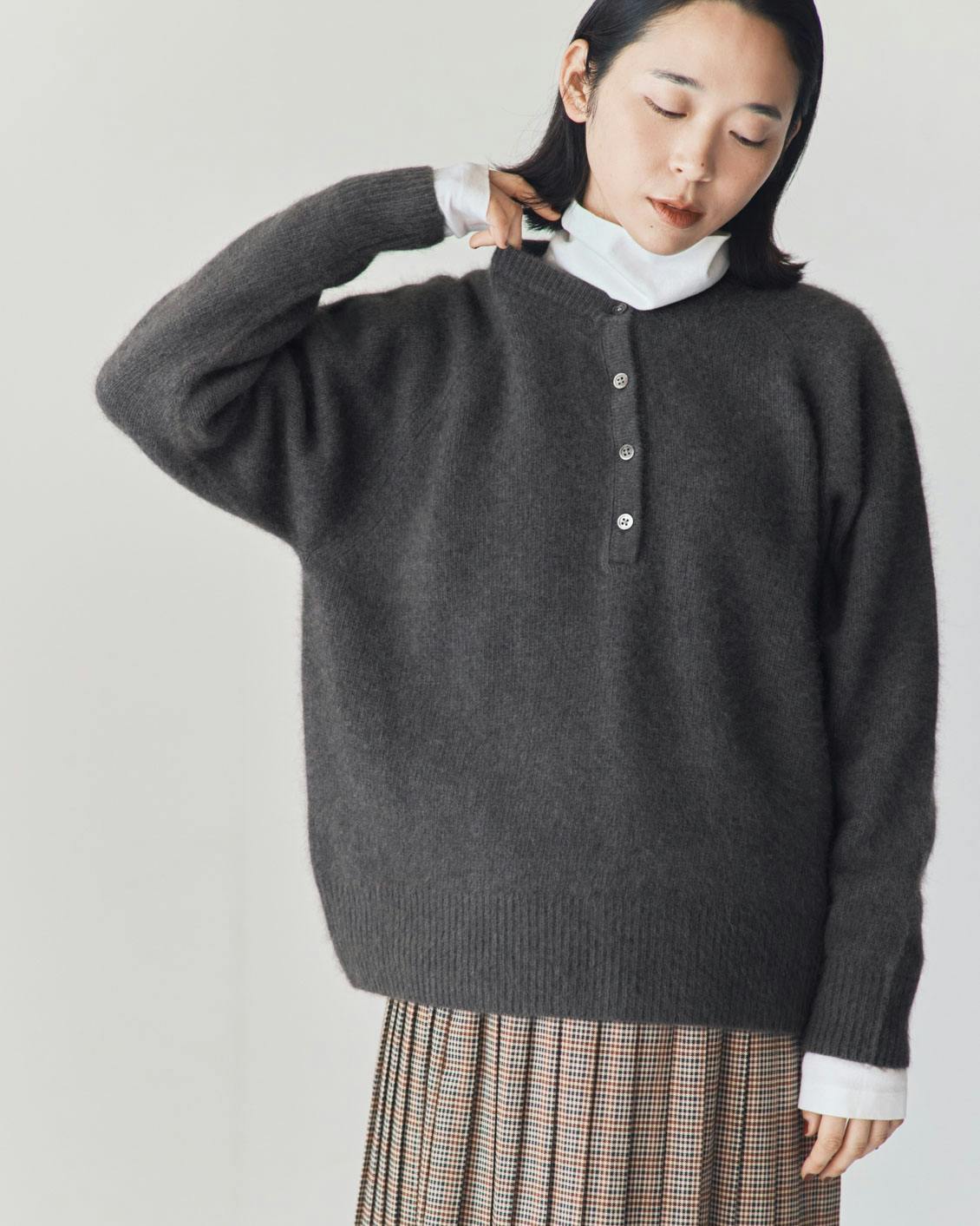 ふんわり素材のヘンリーネックニット（エクリュ、チャコール） - 北欧