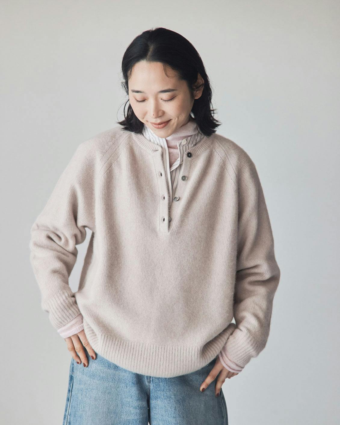 ふんわり素材のヘンリーネックニット（エクリュ、チャコール） - 北欧