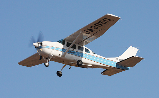 飛行機とヘリコプター - ヘリコプターと飛行機のHKK北海道航空