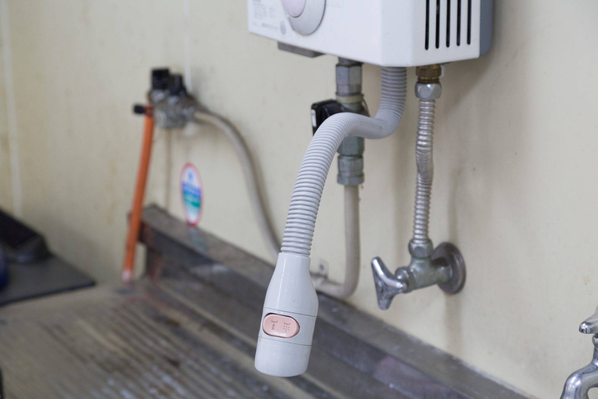 瞬間湯沸かし器はどこで買うべきか｜安く交換するコツ | 地元入間市の