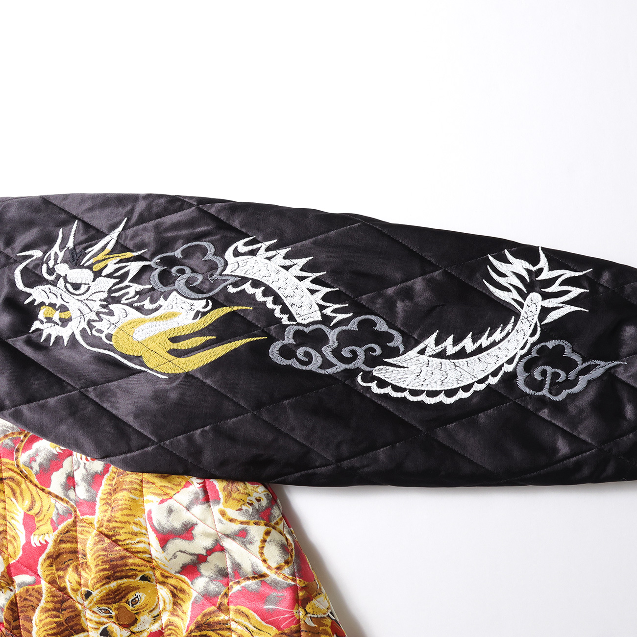 百虎”をモチーフにした変わり種のスカジャン『レーヨンスーベニア