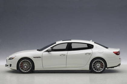 1/18 75808 マセラティ クアトロポルテ GT S （ホワイト） ミニカー