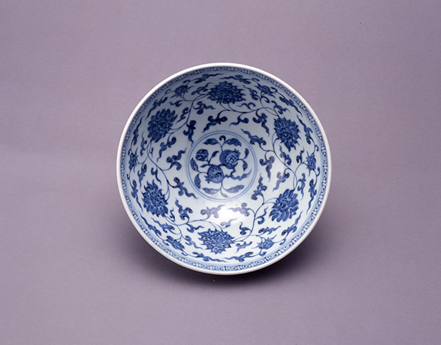 青花牡丹唐草文鉢 ｜ おすすめの一品｜山口県立萩美術館・浦上記念館