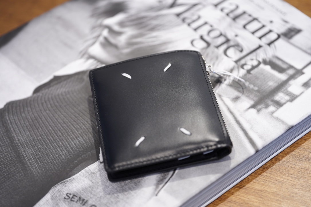 Maison Margiela Small Leather Zip Wallet | HUES 福岡セレクトショップ