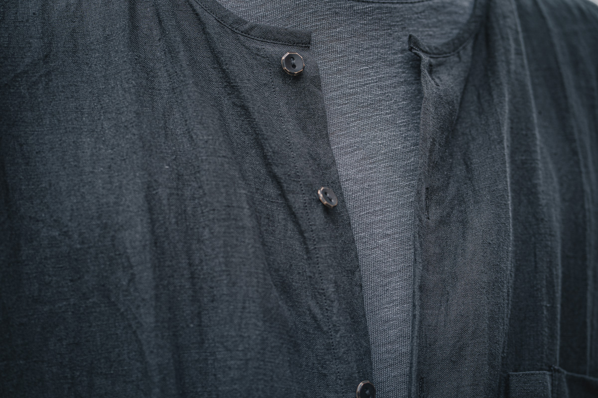アラキユウのノーカラースリープリネンシャツ | HUES 福岡セレクトショップ