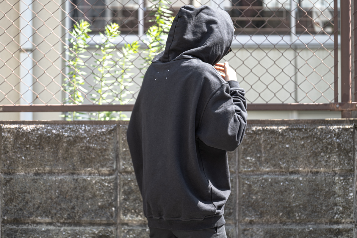 メゾンマルジェラのリバースロゴパーカー | HUES 福岡セレクトショップ