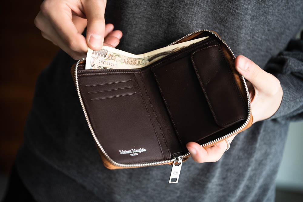 メソンマルジェラのラウンドジップ ウォレット | HUES 福岡セレクト