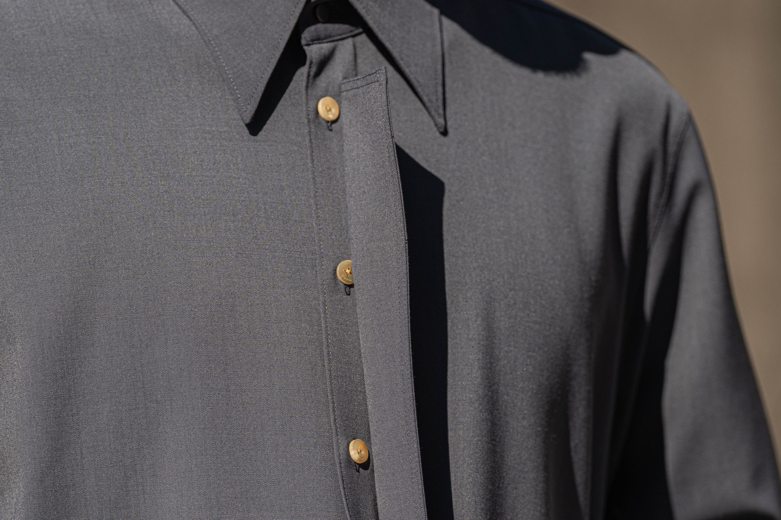 イレニサのオーナメンタル フライフロントシャツ | HUES 福岡セレクト