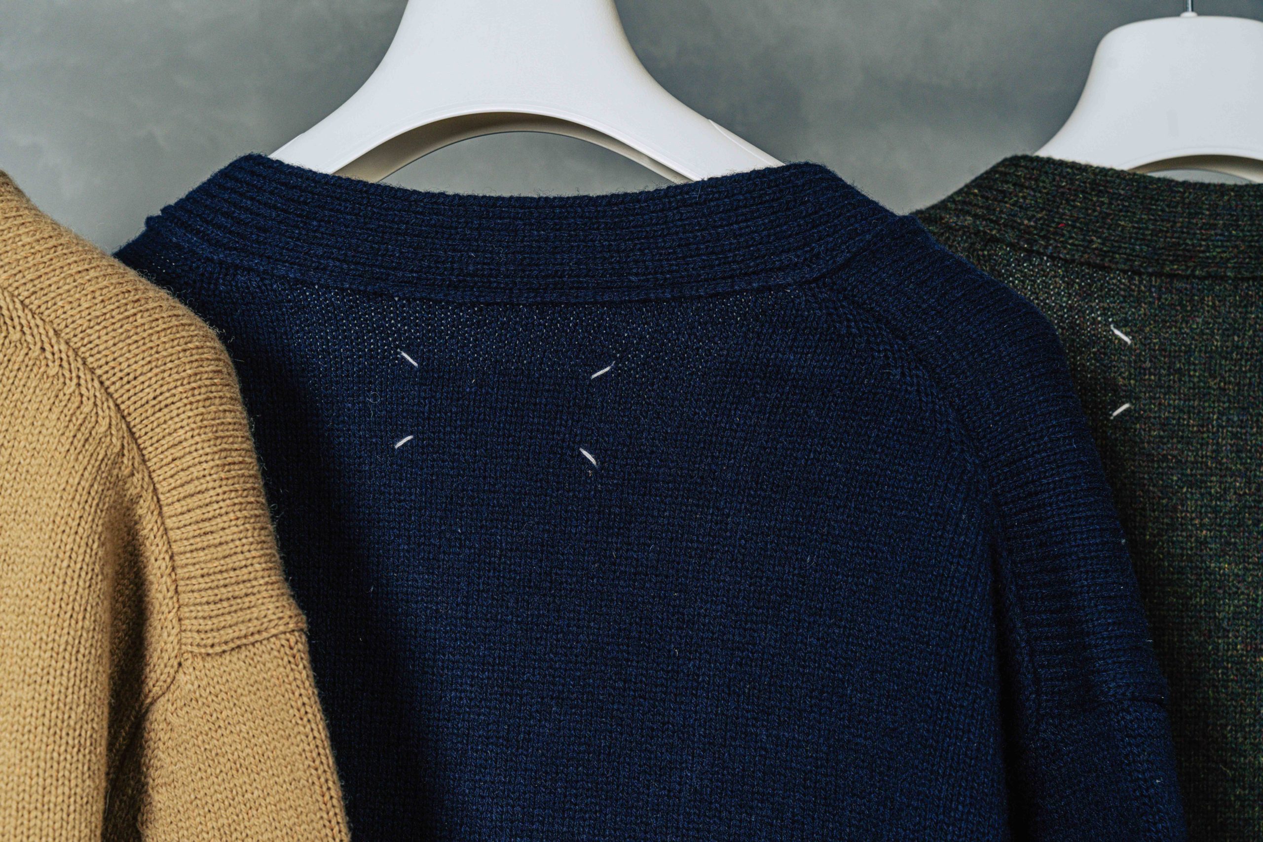 メゾンマルジェラのエルボーパッチカーディガン | HUES 福岡セレクト